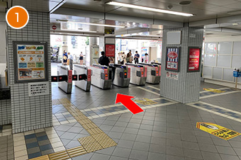 ①横須賀中央駅東口改札を出て直進します
